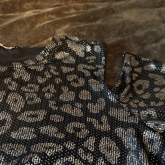 Michael Kors Black and Silver Patterned Blouse with cold shoulder 2x - Picture 8 of 9